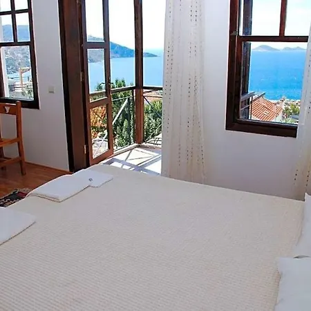Sleeps 8 Pool Air Con